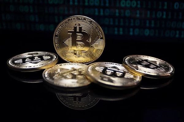 加密货币市场震荡：比特币蓄力 以太坊失守 XRP承压